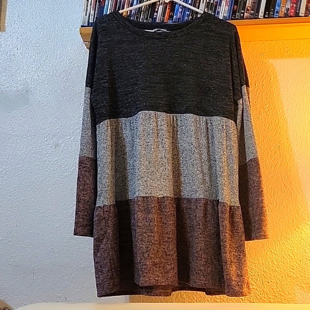 Egy California tiered block long sleeve baby doll top